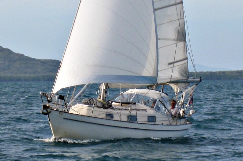 Johanna zeilt weg uit Ninian Bay