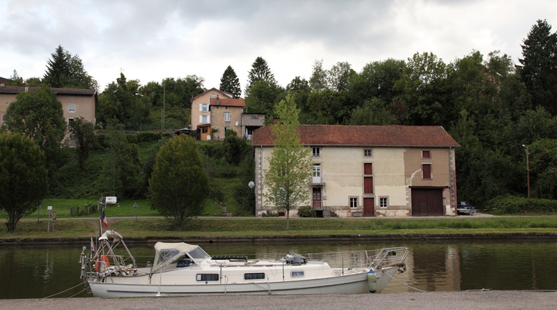 afgemeerd in Fontenoy-le-Chateau