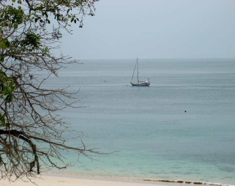 Johanna aan de boei bij Isla Contadore